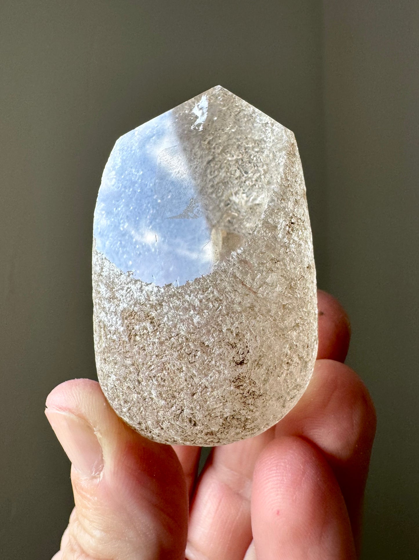 WATER-TUMBLED QUARTZ