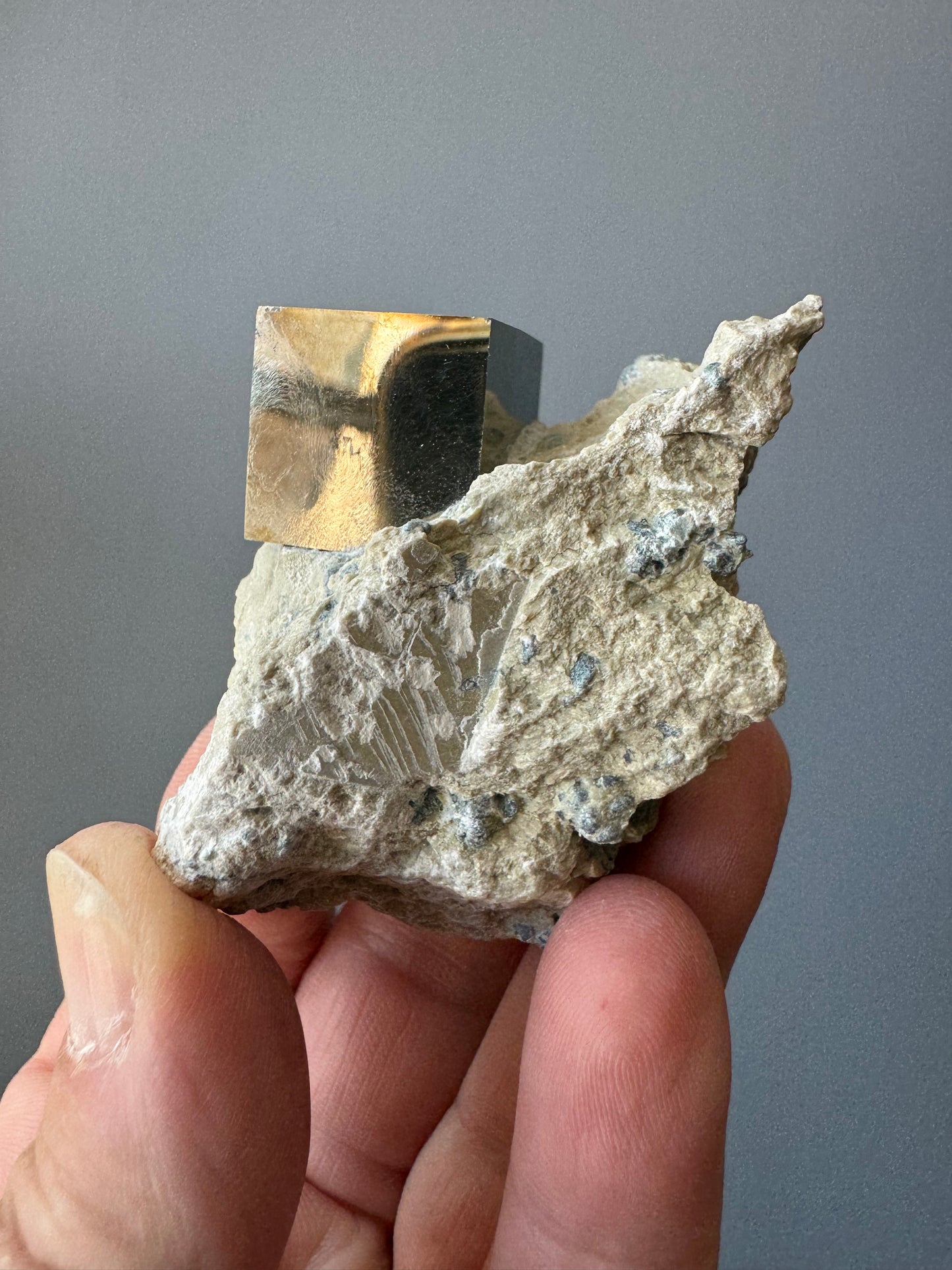 LARGE PYRITE CUBE ON MATRIX (CF10)