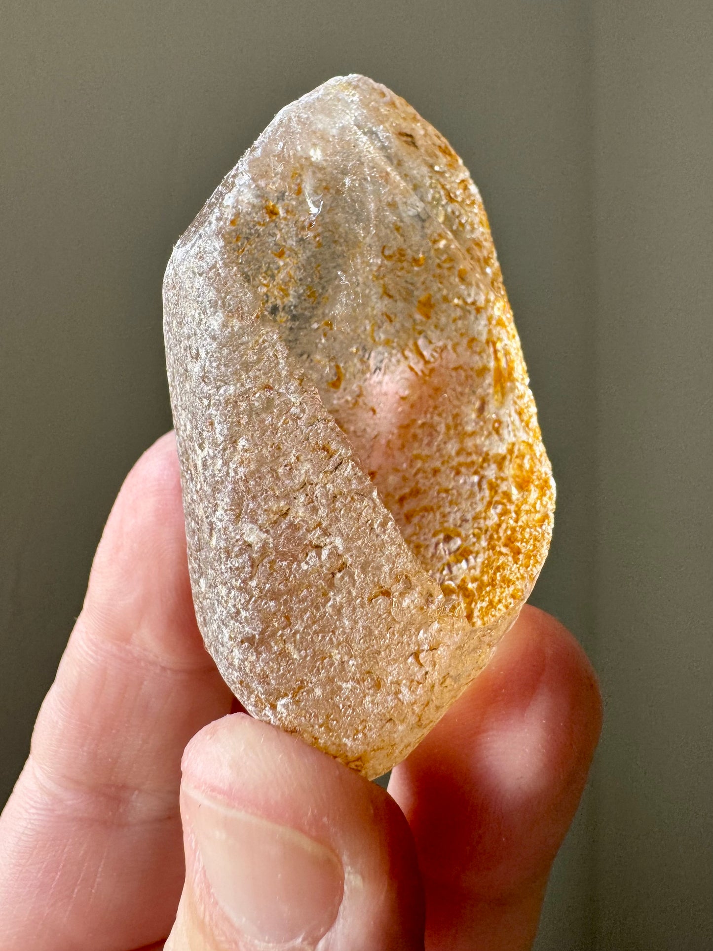 WATER-TUMBLED QUARTZ