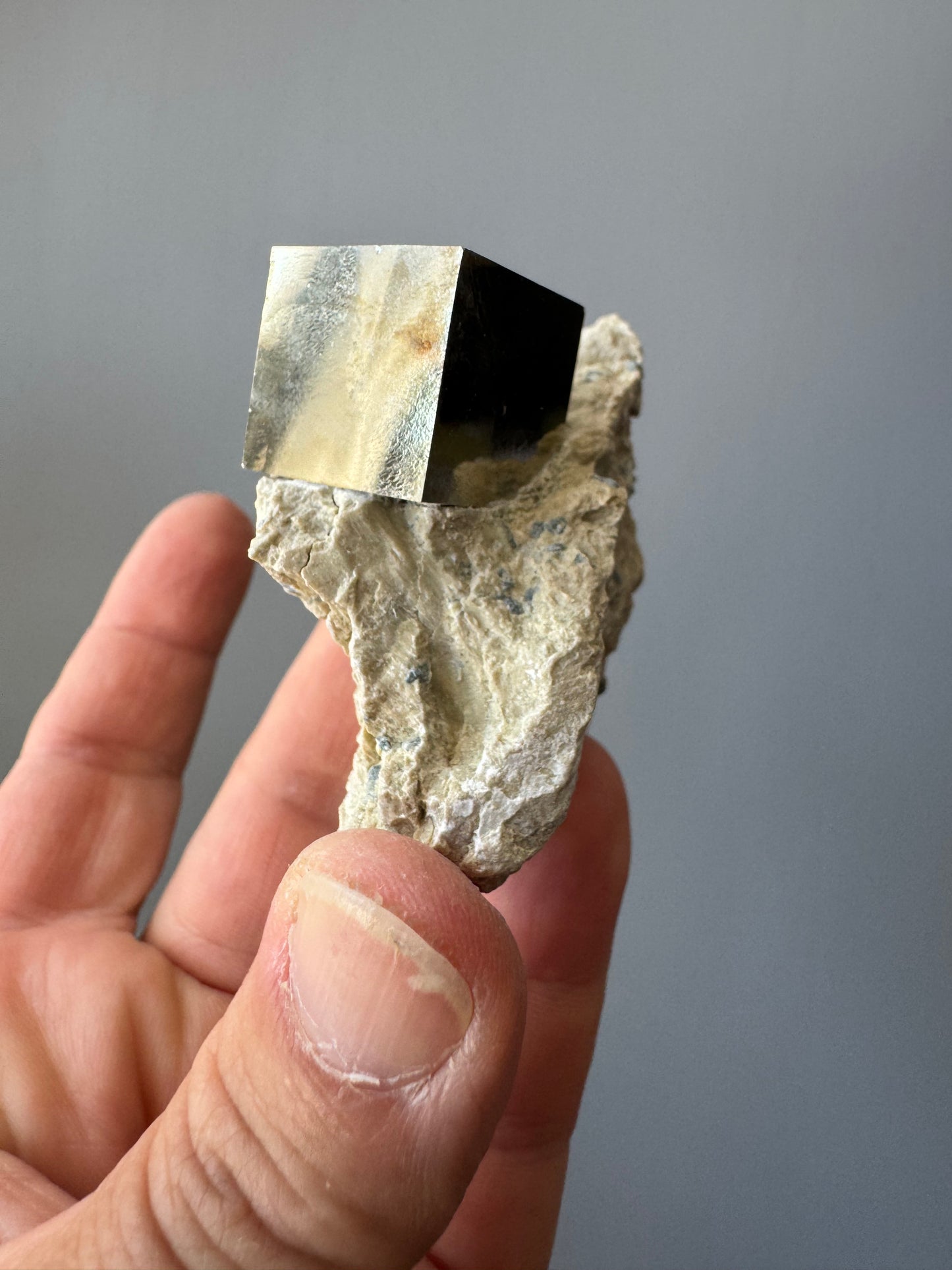 LARGE PYRITE CUBE ON MATRIX (CF10)