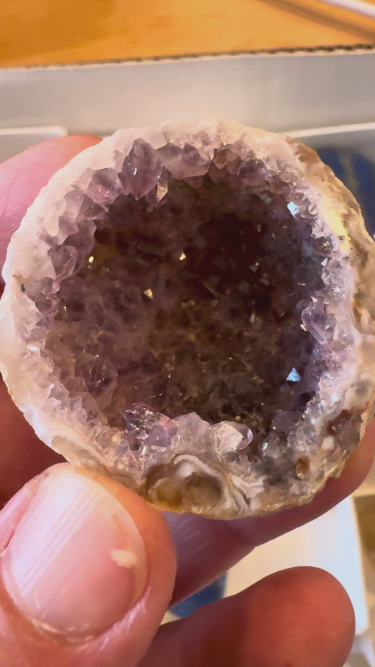 BABY AMETHYST GEODE (AZ6)